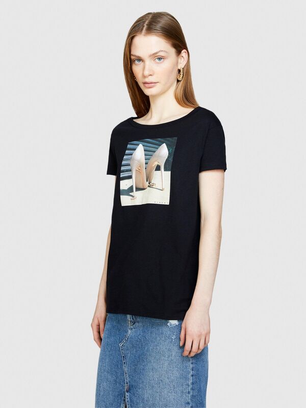 %100 Pamuk Fotoğraf Baskılı Geniş Yaka T-Shirt Kadın Siyah T-Shirt - 324P3I1XL104T