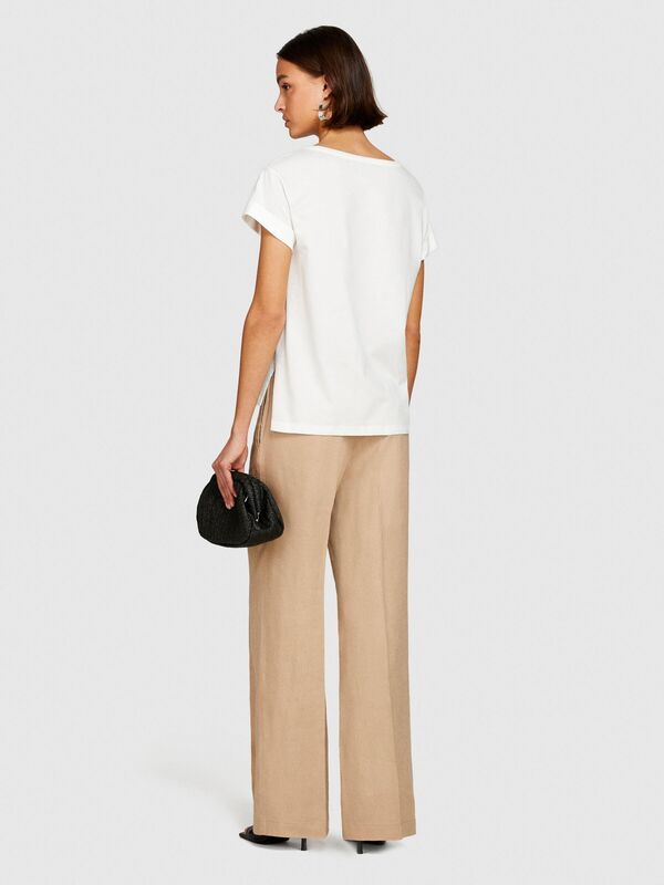 Sisley - %100 Pamuk Geniş Bisiklet Yaka Dar Kesim Düz T-Shirt Kadın Kırık Beyaz T-Shirt - 324P3I1XL1058