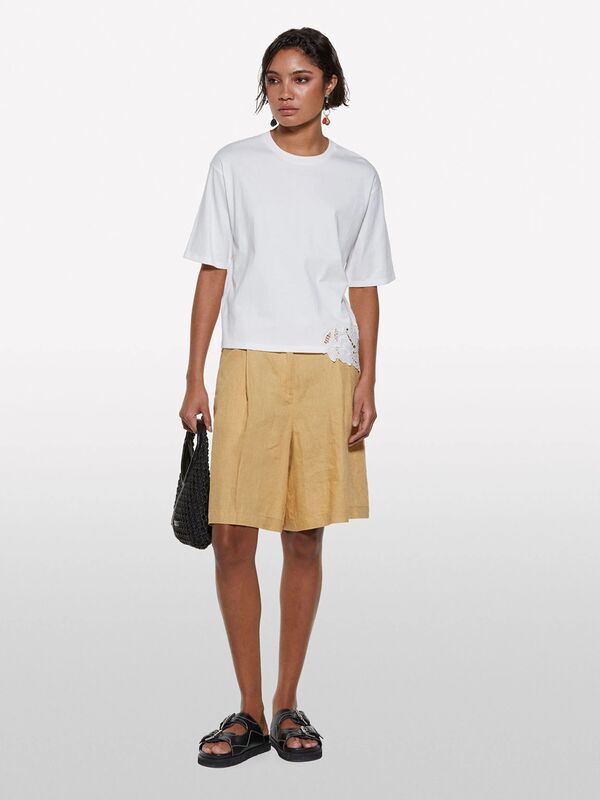 Sisley - %100 Pamuk Nakış Detaylı Bisiklet Yaka Regular Fit T-Shirt Kadın Beyaz T-Shirt - 325P3F1QL107M