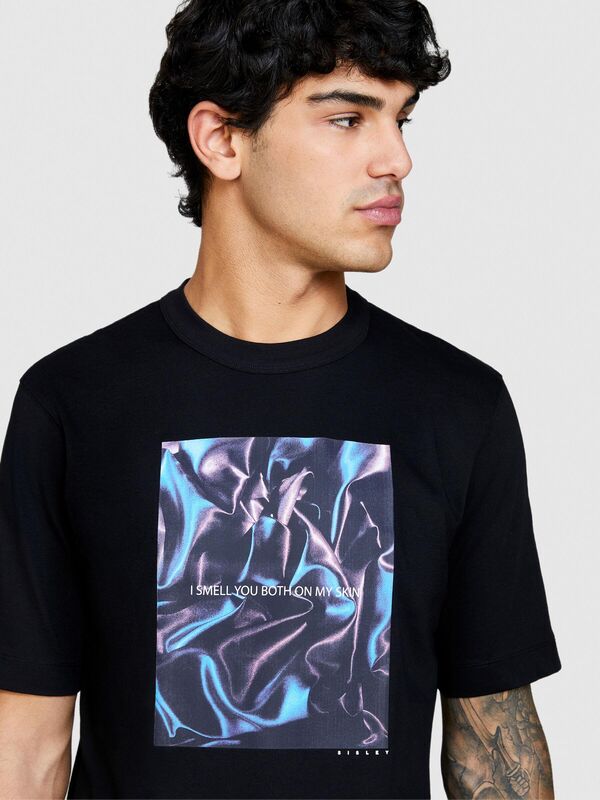 Sisley - %100 Pamuk Önü Baskı Detaylı Bisiklet Yaka T-Shirt Erkek Siyah T-Shirt - 324P3I1XS103I