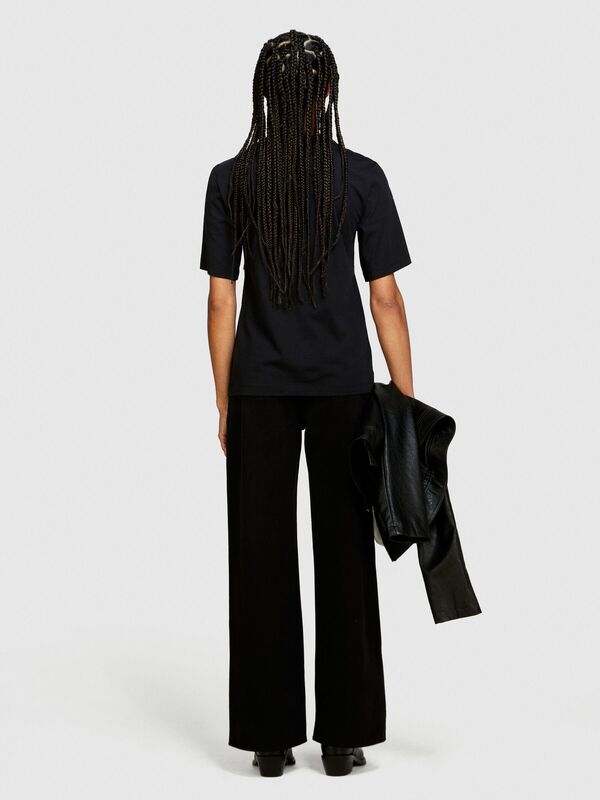 Sisley - %100 Pamuk Önü Baskılı Geniş Bisiklet Yaka T-Shirt Kadın Siyah T-Shirt - 324P3096L104V