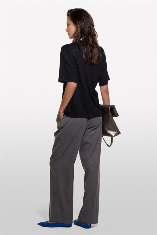 Sisley - %100 Pamuk Önü Baskılı Kısa Kollu Bisiklet Yaka T-Shirt Kadın Siyah Baskılı T-Shirt - 324A3I1XL105P