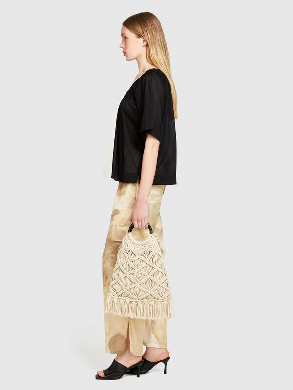 Sisley - %100 Pamuk Pileli V Yaka Bluz Kadın Siyah Bluz - 324P5HO1LQ06Q