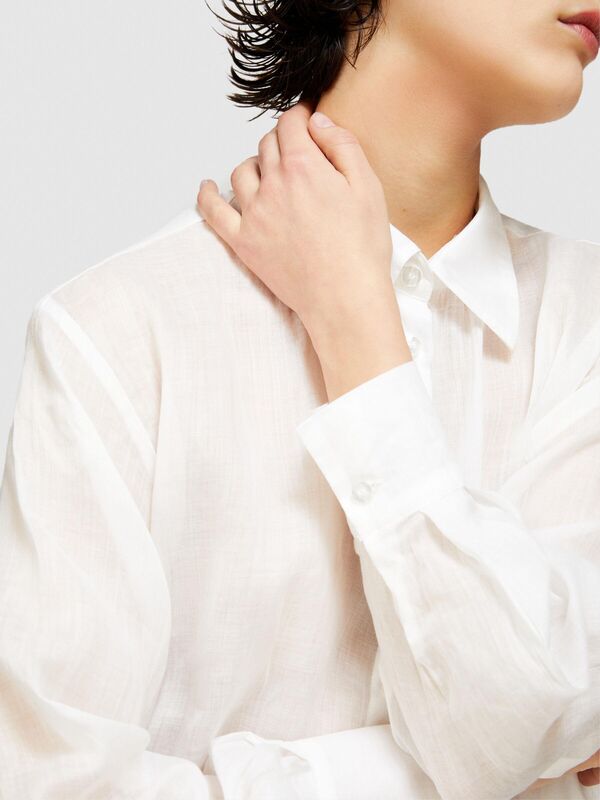 %100 Rami Önü Düğmeli Yanları Yüksek Yırtmaçlı Gömlek Kadın Kırık Beyaz Gömlek - 324P58IVLQ077