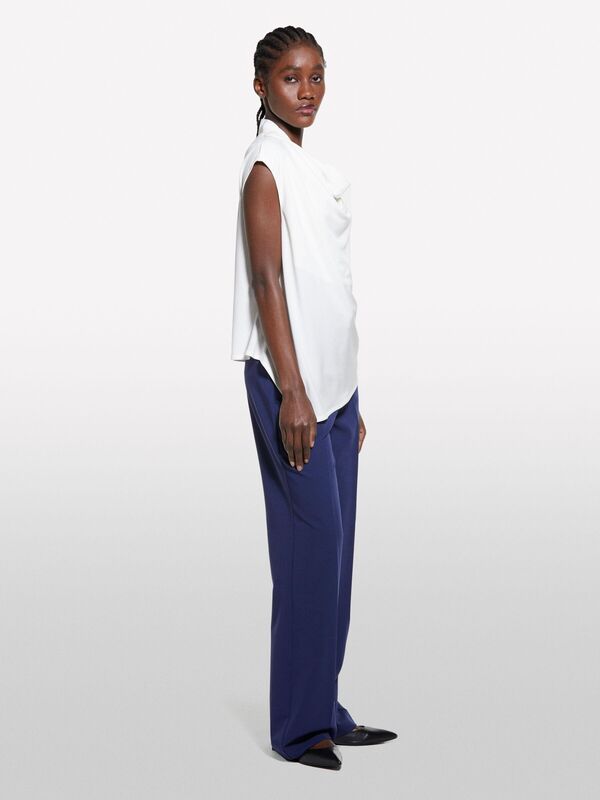 %100 Viskoz Asimetrik Dökümlü Yaka Kolsuz Üst Kadın Bej Bluz - 325P5FNTLQ08P