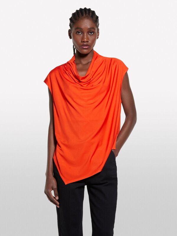 %100 Viskoz Asimetrik Dökümlü Yaka Kolsuz Üst Kadın Nar Çiçeği Bluz - 325P5FNTLQ08P