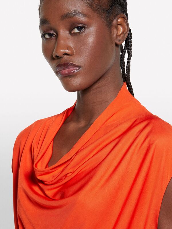 %100 Viskoz Asimetrik Dökümlü Yaka Kolsuz Üst Kadın Nar Çiçeği Bluz - 325P5FNTLQ08P