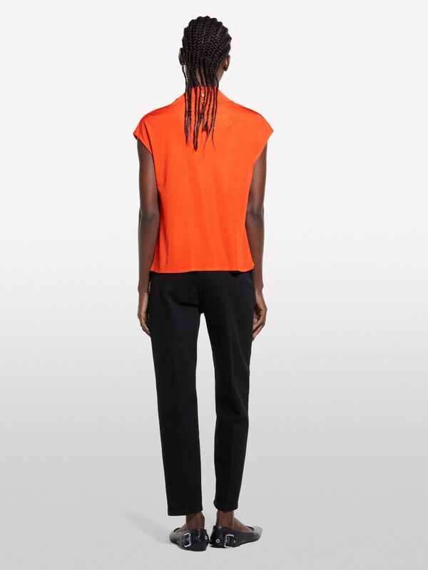 %100 Viskoz Asimetrik Dökümlü Yaka Kolsuz Üst Kadın Nar Çiçeği Bluz - 325P5FNTLQ08P