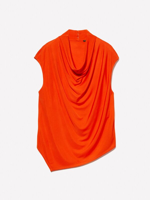 %100 Viskoz Asimetrik Dökümlü Yaka Kolsuz Üst Kadın Nar Çiçeği Bluz - 325P5FNTLQ08P