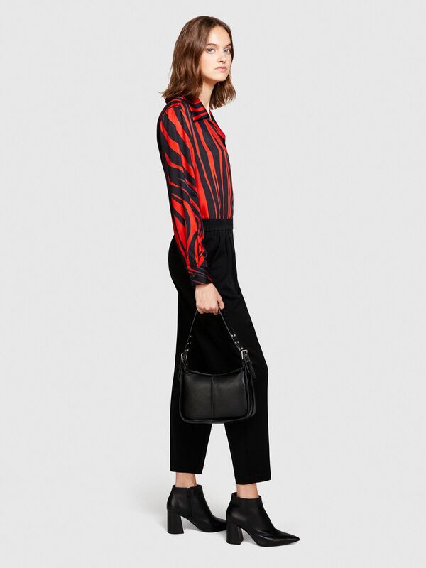 %100 Viskoz Desenli Gömlek V Yaka Saten Gömlek Kadın Siyah Gömlek - 323A53CRLQ05U