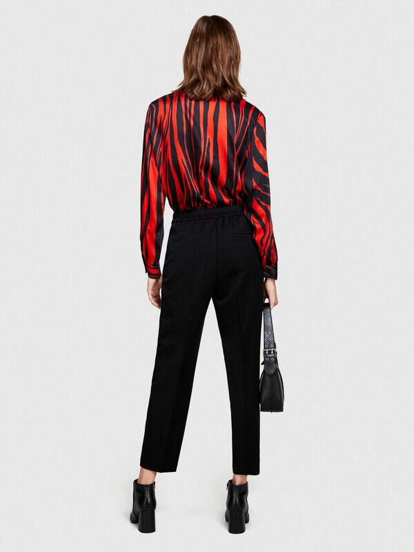 %100 Viskoz Desenli Gömlek V Yaka Saten Gömlek Kadın Siyah Gömlek - 323A53CRLQ05U