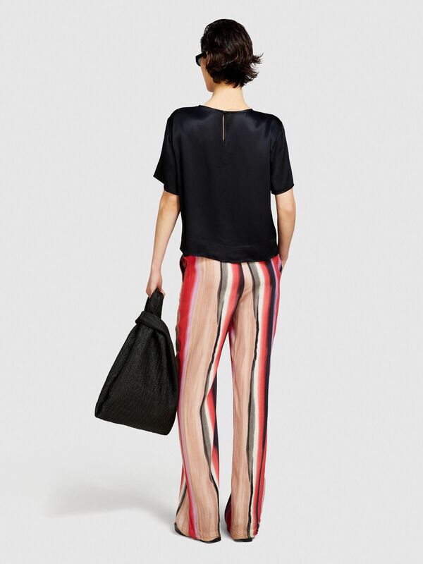 Sisley - %100 Viskoz Etek Ucu Ribanalı Yırtmaçlı Geniş Yaka Bluz Kadın Siyah Bluz - 324P52BZLQ075