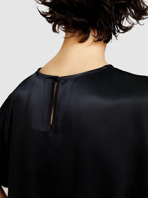 %100 Viskoz Etek Ucu Ribanalı Yırtmaçlı Geniş Yaka Bluz Kadın Siyah Bluz - 324P52BZLQ075