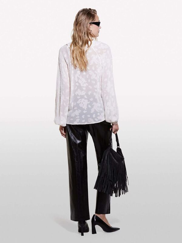 %100 Viskoz Fırfır Detaylı Rahat Kesim V Yaka Bluz Kadın Mavi Bluz - 324A5RL8LQ084