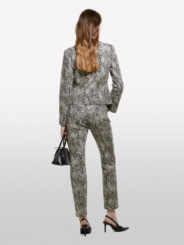 Biyeli Cepli Düğmeli Dar Kesim Klapa Yaka Ceket Kadın Gri Desenli Ceket - 324A2ZJSLW02E