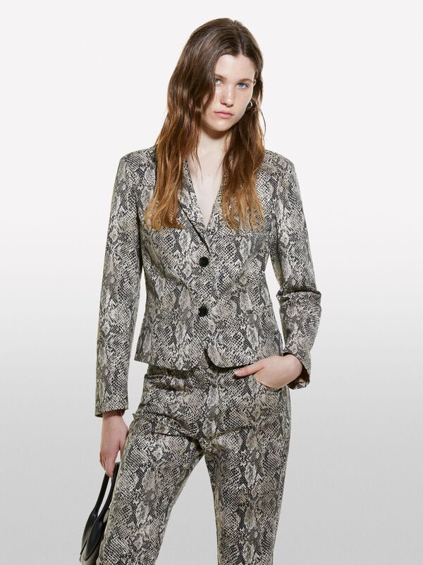 Biyeli Cepli Düğmeli Dar Kesim Klapa Yaka Ceket Kadın Gri Desenli Ceket - 324A2ZJSLW02E