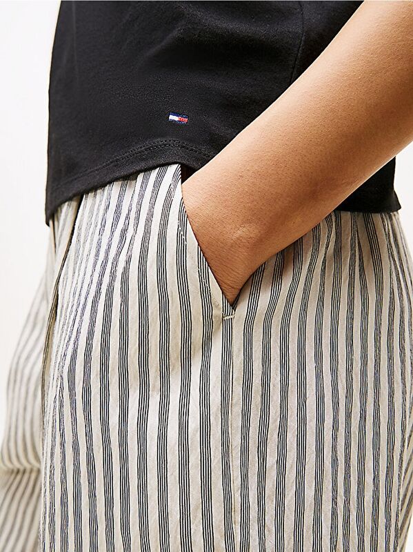 FLORAL SCRIPT MDRN C-NK SS TEE Kadın Siyah T-Shirt - WW0WW47157