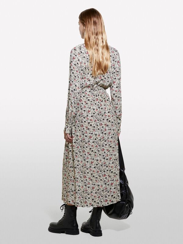 Sisley - Kdn_%100 Viskoz Tamamı Baskılı Yırtmaçlı Uzun Gömlek Elbise Kadın Bej Mix Gömlek - 324A45ADLV06C