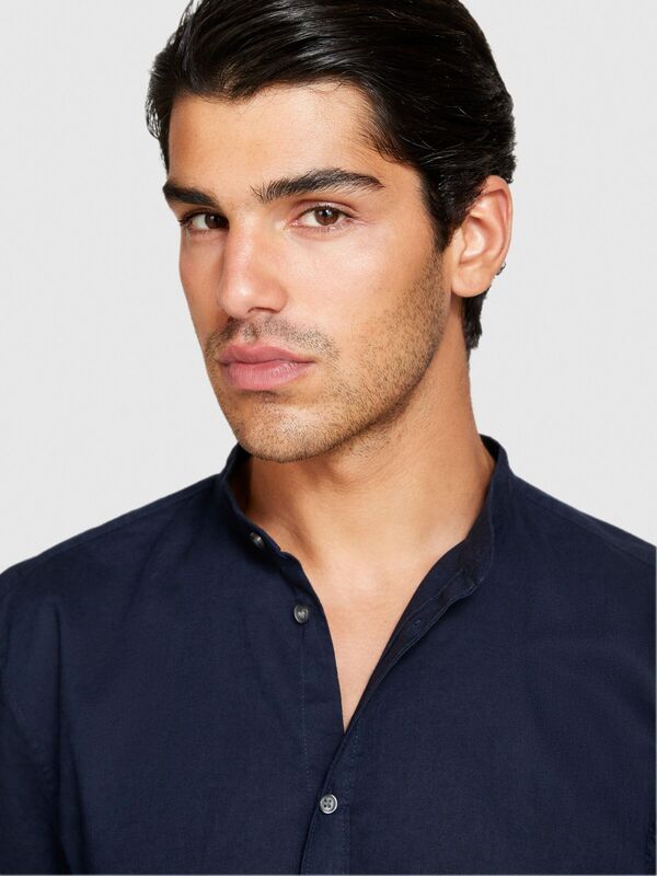 Sisley - Keten Pamuk Karışımlı Hakim Yaka Regular Fit Gömlek Erkek Lacivert Gömlek - 324P59A2SQ03J Sisley - Keten Pamuk Karışımlı Hakim Yaka Regular Fit Gömlek Erkek Lacivert Gömlek - 324P59A2SQ03J