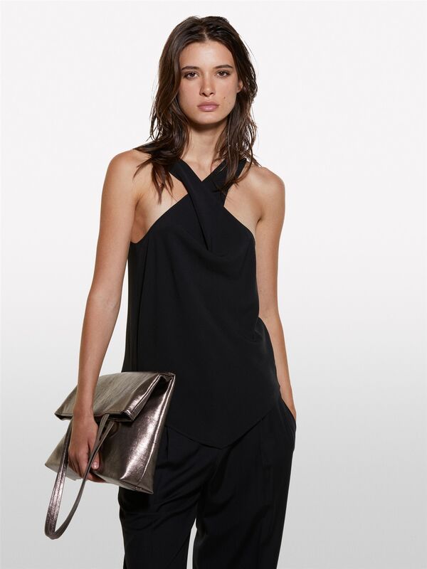 Önü Burgu Detaylı Dar Kesim Üst Kadın Siyah T-Shirt - 324A5LTHLH019