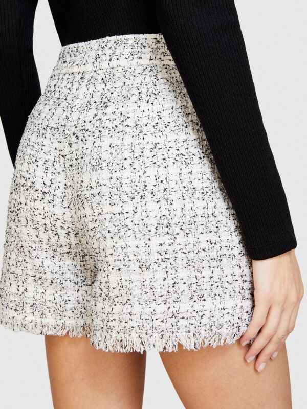 Pamuk Karışımlı Gizli Düğmeli Saçaklı Yüksek Bel Şort Kadın Siyah Şort - 324P4S67L9012