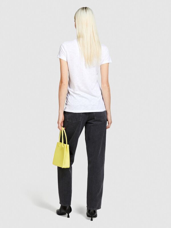 Sisley - Pamuk Modal Karışımlı Normal Kalıp Bisiklet Yaka T-Shirt Kadın Beyaz T-Shirt - 324P3TNHL11A2