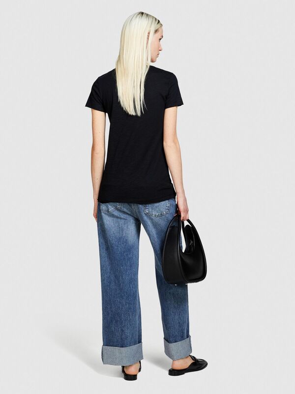 Sisley - Pamuk Modal Karışımlı Normal Kalıp Bisiklet Yaka T-Shirt Kadın Siyah T-Shirt - 324P3TNHL11A2