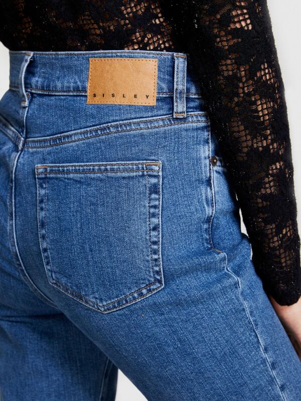 Slim Fit Yüksek Bel Paçası Yırtmaçlı Denim Pantolon Kadın Siyah T-Shirt - 323A4QWRLE02S