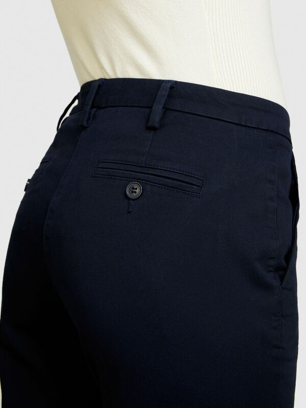 Sisley - Streç Pamuklu Kemer Delikli Normal Bel Chino Pantolon Kadın Lacivert Pantolon - 324P4BYW55AH6