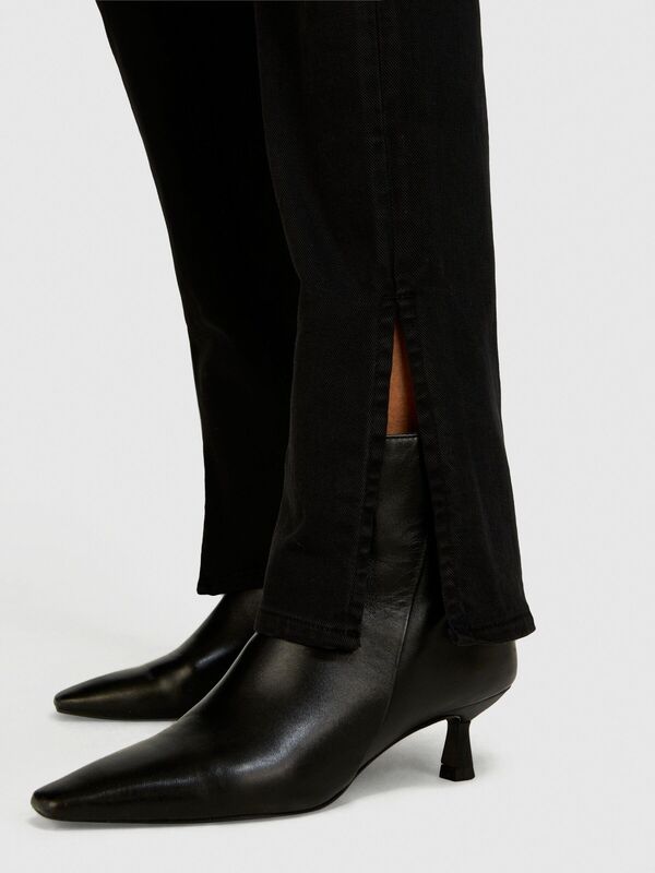 Sisley - Streç Pamuklu Kemer Delikli Paçaları Yırtmaçlı Pantolon Kadın Siyah Pantolon - 324P4UNGLE037