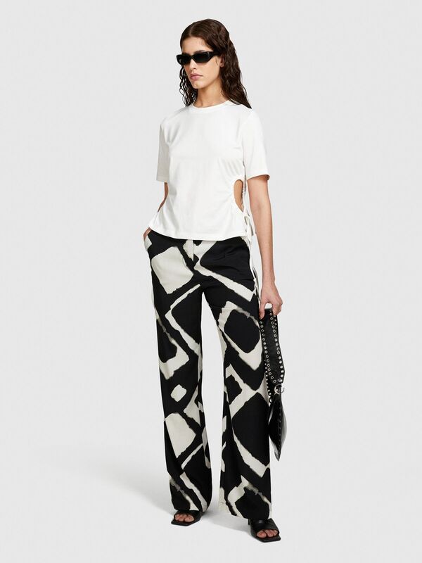 Sisley - Streç Pamuklu Yanları Büzgülü Bisiklet Yaka T-Shirt Kadın Kırık Beyaz T-Shirt - 324P3X23L105M