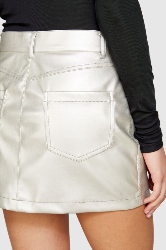 Suni Deri Metalik Görünümlü Mini Etek Kadın Renkli T-Shirt - 323A4KDYL001K