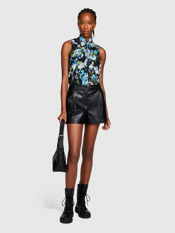 Sisley - Suni Deri Önü Pileli Regular Fit Deri Şort Kadın Siyah Şort - 323A4X9WL900W