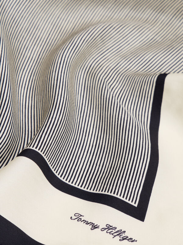 Tommy Hilfiger - TH ELEVATED FLAG SILK SQUARE Kadın Mavi Atkı - AW0AW17629 Tommy Hilfiger - TH ELEVATED FLAG SILK SQUARE Kadın Mavi Atkı - AW0AW17629