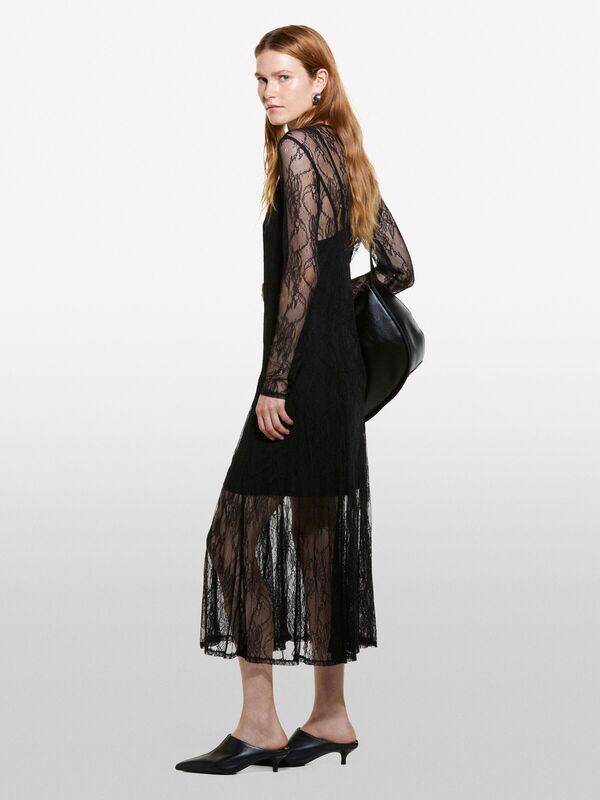 Sisley - Tül Üzerine Dantel İşlemeli Yuvarlak Yaka Uzun Kollu Elbise Kadın Siyah Elbise - 324A4HLGLV06D