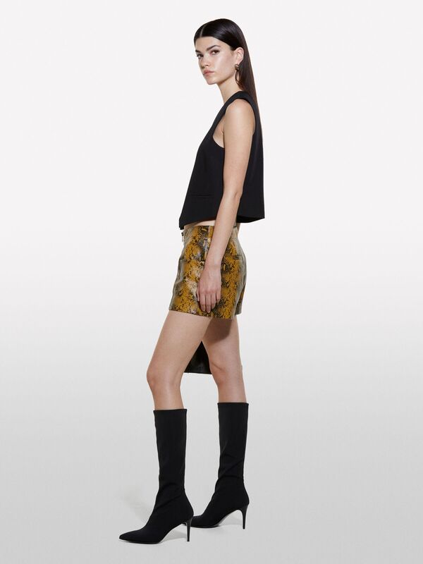 Viskoz Karışımlı Önü Düğmeli Şerit Cepli V Yaka Yelek Kadın Siyah Yelek - 324A2KVXLJ00E Viskoz Karışımlı Önü Düğmeli Şerit Cepli V Yaka Yelek Kadın Siyah Yelek - 324A2KVXLJ00E