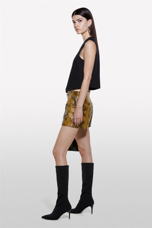 Viskoz Karışımlı Önü Düğmeli Şerit Cepli V Yaka Yelek Kadın Siyah Yelek - 324A2KVXLJ00E Viskoz Karışımlı Önü Düğmeli Şerit Cepli V Yaka Yelek Kadın Siyah Yelek - 324A2KVXLJ00E