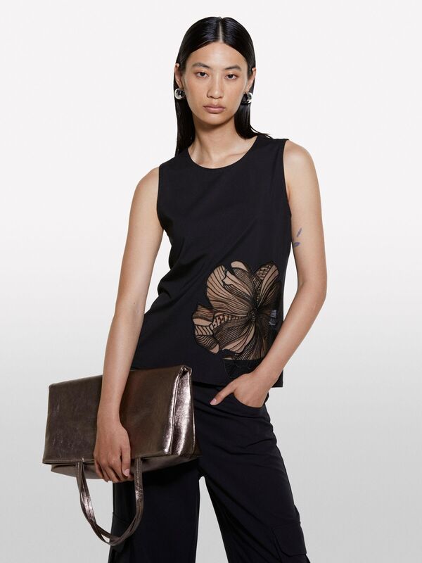 Viskoz Karışımlı Önü Nakış Motifli Bisiklet Yaka Kolsuz Üst Kadın Siyah T-Shirt - 324A5NQXLH01A