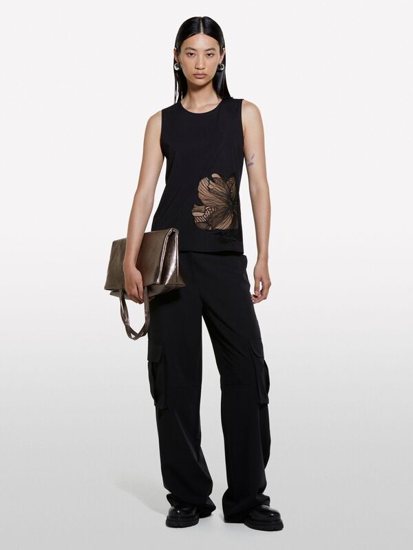 Viskoz Karışımlı Önü Nakış Motifli Bisiklet Yaka Kolsuz Üst Kadın Siyah T-Shirt - 324A5NQXLH01A