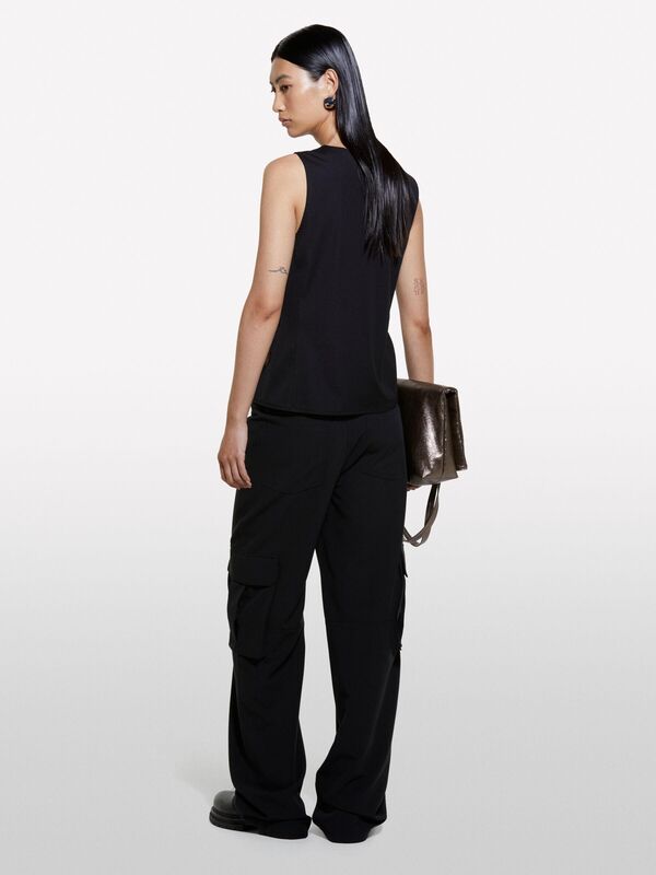 Viskoz Karışımlı Önü Nakış Motifli Bisiklet Yaka Kolsuz Üst Kadın Siyah T-Shirt - 324A5NQXLH01A