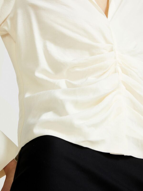 Viskoz Karışımlı Önü Pileli Derin Yaka Bluz Kadın Mavi Bluz - 324P55EBLQ066